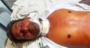 ভ্যানচালককে ছুরিকাঘাত করে ভ্যান নিয়ে পালায় দুর্বৃত্তরা।