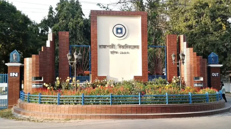 রাবি নিষিদ্ধ ছাত্রলীগ কর্মীকে তুলে নিয়ে পুলিশে সোপর্দ