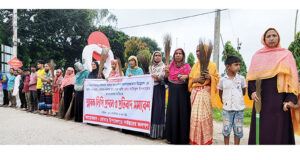 ডোমারে ওসির অপসারণ দাবিতে ঝাড়ু মিছিল ও প্রতিবাদ সমাবেশ