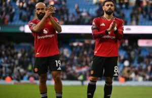 ম্যানইউয়ের মাঠের ব্যর্থতার মাঝেই আয়ে রেকর্ড