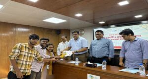 খুবিতে চলচ্চিত্র প্রতিযোগিতার বিজয়ীদের সম্মাননা প্রদান