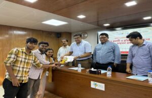 খুবিতে চলচ্চিত্র প্রতিযোগিতার বিজয়ীদের সম্মাননা প্রদান