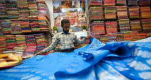 বাংলাদেশ–ভারত সম্পর্কের টানাপোড়ন, টালমাটাল ভারতীয় শাড়ির বাজার