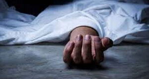 সাপাহারে আম বাগান থেকে অজ্ঞাত বৃদ্ধের লাশ উদ্ধার