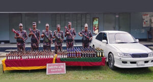 শেরপুর সীমান্তে মদ ও চোরাই মালামালসহ প্রাইভেটকার জব্দ