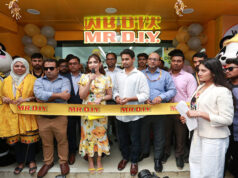 মিঃ ডি আই ওয়াই এর কর্মকর্তারা জানান, প্রতিষ্ঠানটি বাংলাদেশের বাজারে ক্রমাগত সম্প্রসারণ এবং উন্নত গ্রাহকসেবা নিশ্চিত করার জন্য প্রতিশ্রুতিবদ্ধ। উদ্বোধনী অনুষ্ঠানে তারা পুনরায় উল্লেখ করেন, ব্র্যান্ডটি সবসময় তাদের মূলমন্ত্রে অটল —“Quality, affordable prices, and a wide variety- a reliable one-stop destination for all your needs.” নতুন বনানী স্টোর রয়েছে ১০টি প্রধান ক্যাটাগরির ১০,০০০-এর বেশি পণ্য, যার মধ্যে রয়েছে গৃহস্থালি সামগ্রী, হার্ডওয়্যার, ইলেকট্রনিক্স, অটোমোটিভ এক্সেসরিজ, ফার্নিশিং, স্টেশনারি, খেলাধুলা ও খেলনা সামগ্রী, উপহার, কম্পিউটার ও মোবাইল এক্সেসরিজ এবং গয়না ও কসমেটিক্স। এতে করে পরিবারের প্রতিটি সদস্যের জন্য কিছু না কিছু পাওয়া যাবে ; এক সম্পূর্ণ শপিং অভিজ্ঞতা নিশ্চিত করছে মিঃ ডি আই ওয়াই গ্র্যান্ড ওপেনিং অফার উদ্বোধন উপলক্ষে ২২ থেকে ২৫ অক্টোবর ২০২৫ পর্যন্ত চলবে বিশেষ অফার ও উপহার কার্যক্রম। BDT ১,০০০ বা তার বেশি কেনাকাটা করলে ক্রেতারা পাবেন একটি মিঃ ডি আই ওয়াই ছাতা, এবং যে কোন কেনাকাটা তে পাচ্ছেন মিঃ ডি আই ওয়াই এর শপিং ব্যাগ পাশাপাশি থাকছে MR.DIY Top Fan Campaign-এ অংশ নিয়ে এক্সক্লুসিভ পুরস্কার জয়ের সুযোগ। বাংলাদেশে মিঃ ডি আই ওয়াই -এর সম্প্রসারণ যাত্রা ২০০৫ সালে মালয়েশিয়ায় যাত্রা শুরু করা মিঃ ডি আই ওয়াই বর্তমানে বিশ্বজুড়ে ৫,০০০-এরও বেশি আউটলেট পরিচালনা করছে, যার মধ্যে রয়েছে মালয়েশিয়া, থাইল্যান্ড, ইন্দোনেশিয়া, ফিলিপাইনস, সিঙ্গাপুর, ব্রুনাই, ভারত, তুরস্ক, স্পেন, দক্ষিণ আফ্রিকা এবং আরও বহু দেশ। বাংলাদেশে ব্র্যান্ডটি প্রথম দুটি স্টোর উদ্বোধন করে ২০২৪ সালের এপ্রিল মাসে, উত্তরার পলওয়েল কার্নেশন শপিং সেন্টার ও যমুনা ফিউচার পার্কে। পরবর্তীতে মিঃ ডি আই ওয়াই স্টোর বিস্তার করে মিরপুর, ধানমন্ডি, শান্তিনগর, মোহাম্মদপুর এবং চট্টগ্রামের বালি আর্কেডে। নতুন বনানী স্টোর উদ্বোধনের মাধ্যমে মিঃ ডি আই ওয়াই বাংলাদেশের গ্রাহকদের আরও কাছে তাদের সাশ্রয়ী ও মানসম্পন্ন পণ্য পৌঁছে দেওয়ার লক্ষ্যে আরেকটি গুরুত্বপূর্ণ পদক্ষেপ নিল। সর্বশেষ অফার ও আপডেটের জন্য যুক্ত থাকুন: ওয়েবসাইট: www.mrdiy.com/bd ফেসবুক: MR.DIY Bangladesh ইনস্টাগ্রাম: @mr