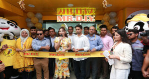 মিঃ ডি আই ওয়াই এর কর্মকর্তারা জানান, প্রতিষ্ঠানটি বাংলাদেশের বাজারে ক্রমাগত সম্প্রসারণ এবং উন্নত গ্রাহকসেবা নিশ্চিত করার জন্য প্রতিশ্রুতিবদ্ধ। উদ্বোধনী অনুষ্ঠানে তারা পুনরায় উল্লেখ করেন, ব্র্যান্ডটি সবসময় তাদের মূলমন্ত্রে অটল —“Quality, affordable prices, and a wide variety- a reliable one-stop destination for all your needs.” নতুন বনানী স্টোর রয়েছে ১০টি প্রধান ক্যাটাগরির ১০,০০০-এর বেশি পণ্য, যার মধ্যে রয়েছে গৃহস্থালি সামগ্রী, হার্ডওয়্যার, ইলেকট্রনিক্স, অটোমোটিভ এক্সেসরিজ, ফার্নিশিং, স্টেশনারি, খেলাধুলা ও খেলনা সামগ্রী, উপহার, কম্পিউটার ও মোবাইল এক্সেসরিজ এবং গয়না ও কসমেটিক্স। এতে করে পরিবারের প্রতিটি সদস্যের জন্য কিছু না কিছু পাওয়া যাবে ; এক সম্পূর্ণ শপিং অভিজ্ঞতা নিশ্চিত করছে মিঃ ডি আই ওয়াই গ্র্যান্ড ওপেনিং অফার উদ্বোধন উপলক্ষে ২২ থেকে ২৫ অক্টোবর ২০২৫ পর্যন্ত চলবে বিশেষ অফার ও উপহার কার্যক্রম। BDT ১,০০০ বা তার বেশি কেনাকাটা করলে ক্রেতারা পাবেন একটি মিঃ ডি আই ওয়াই ছাতা, এবং যে কোন কেনাকাটা তে পাচ্ছেন মিঃ ডি আই ওয়াই এর শপিং ব্যাগ পাশাপাশি থাকছে MR.DIY Top Fan Campaign-এ অংশ নিয়ে এক্সক্লুসিভ পুরস্কার জয়ের সুযোগ। বাংলাদেশে মিঃ ডি আই ওয়াই -এর সম্প্রসারণ যাত্রা ২০০৫ সালে মালয়েশিয়ায় যাত্রা শুরু করা মিঃ ডি আই ওয়াই বর্তমানে বিশ্বজুড়ে ৫,০০০-এরও বেশি আউটলেট পরিচালনা করছে, যার মধ্যে রয়েছে মালয়েশিয়া, থাইল্যান্ড, ইন্দোনেশিয়া, ফিলিপাইনস, সিঙ্গাপুর, ব্রুনাই, ভারত, তুরস্ক, স্পেন, দক্ষিণ আফ্রিকা এবং আরও বহু দেশ। বাংলাদেশে ব্র্যান্ডটি প্রথম দুটি স্টোর উদ্বোধন করে ২০২৪ সালের এপ্রিল মাসে, উত্তরার পলওয়েল কার্নেশন শপিং সেন্টার ও যমুনা ফিউচার পার্কে। পরবর্তীতে মিঃ ডি আই ওয়াই স্টোর বিস্তার করে মিরপুর, ধানমন্ডি, শান্তিনগর, মোহাম্মদপুর এবং চট্টগ্রামের বালি আর্কেডে। নতুন বনানী স্টোর উদ্বোধনের মাধ্যমে মিঃ ডি আই ওয়াই বাংলাদেশের গ্রাহকদের আরও কাছে তাদের সাশ্রয়ী ও মানসম্পন্ন পণ্য পৌঁছে দেওয়ার লক্ষ্যে আরেকটি গুরুত্বপূর্ণ পদক্ষেপ নিল। সর্বশেষ অফার ও আপডেটের জন্য যুক্ত থাকুন: ওয়েবসাইট: www.mrdiy.com/bd ফেসবুক: MR.DIY Bangladesh ইনস্টাগ্রাম: @mr