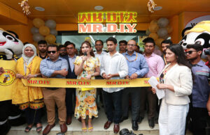 মিঃ ডি আই ওয়াই এর কর্মকর্তারা জানান, প্রতিষ্ঠানটি বাংলাদেশের বাজারে ক্রমাগত সম্প্রসারণ এবং উন্নত গ্রাহকসেবা নিশ্চিত করার জন্য প্রতিশ্রুতিবদ্ধ। উদ্বোধনী অনুষ্ঠানে তারা পুনরায় উল্লেখ করেন, ব্র্যান্ডটি সবসময় তাদের মূলমন্ত্রে অটল —“Quality, affordable prices, and a wide variety- a reliable one-stop destination for all your needs.” নতুন বনানী স্টোর রয়েছে ১০টি প্রধান ক্যাটাগরির ১০,০০০-এর বেশি পণ্য, যার মধ্যে রয়েছে গৃহস্থালি সামগ্রী, হার্ডওয়্যার, ইলেকট্রনিক্স, অটোমোটিভ এক্সেসরিজ, ফার্নিশিং, স্টেশনারি, খেলাধুলা ও খেলনা সামগ্রী, উপহার, কম্পিউটার ও মোবাইল এক্সেসরিজ এবং গয়না ও কসমেটিক্স। এতে করে পরিবারের প্রতিটি সদস্যের জন্য কিছু না কিছু পাওয়া যাবে ; এক সম্পূর্ণ শপিং অভিজ্ঞতা নিশ্চিত করছে মিঃ ডি আই ওয়াই গ্র্যান্ড ওপেনিং অফার উদ্বোধন উপলক্ষে ২২ থেকে ২৫ অক্টোবর ২০২৫ পর্যন্ত চলবে বিশেষ অফার ও উপহার কার্যক্রম। BDT ১,০০০ বা তার বেশি কেনাকাটা করলে ক্রেতারা পাবেন একটি মিঃ ডি আই ওয়াই ছাতা, এবং যে কোন কেনাকাটা তে পাচ্ছেন মিঃ ডি আই ওয়াই এর শপিং ব্যাগ পাশাপাশি থাকছে MR.DIY Top Fan Campaign-এ অংশ নিয়ে এক্সক্লুসিভ পুরস্কার জয়ের সুযোগ। বাংলাদেশে মিঃ ডি আই ওয়াই -এর সম্প্রসারণ যাত্রা ২০০৫ সালে মালয়েশিয়ায় যাত্রা শুরু করা মিঃ ডি আই ওয়াই বর্তমানে বিশ্বজুড়ে ৫,০০০-এরও বেশি আউটলেট পরিচালনা করছে, যার মধ্যে রয়েছে মালয়েশিয়া, থাইল্যান্ড, ইন্দোনেশিয়া, ফিলিপাইনস, সিঙ্গাপুর, ব্রুনাই, ভারত, তুরস্ক, স্পেন, দক্ষিণ আফ্রিকা এবং আরও বহু দেশ। বাংলাদেশে ব্র্যান্ডটি প্রথম দুটি স্টোর উদ্বোধন করে ২০২৪ সালের এপ্রিল মাসে, উত্তরার পলওয়েল কার্নেশন শপিং সেন্টার ও যমুনা ফিউচার পার্কে। পরবর্তীতে মিঃ ডি আই ওয়াই স্টোর বিস্তার করে মিরপুর, ধানমন্ডি, শান্তিনগর, মোহাম্মদপুর এবং চট্টগ্রামের বালি আর্কেডে। নতুন বনানী স্টোর উদ্বোধনের মাধ্যমে মিঃ ডি আই ওয়াই বাংলাদেশের গ্রাহকদের আরও কাছে তাদের সাশ্রয়ী ও মানসম্পন্ন পণ্য পৌঁছে দেওয়ার লক্ষ্যে আরেকটি গুরুত্বপূর্ণ পদক্ষেপ নিল। সর্বশেষ অফার ও আপডেটের জন্য যুক্ত থাকুন: ওয়েবসাইট: www.mrdiy.com/bd ফেসবুক: MR.DIY Bangladesh ইনস্টাগ্রাম: @mr