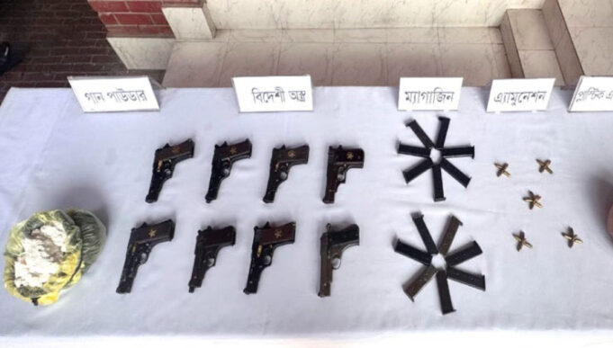 বনলতা এক্সপ্রেস ট্রেন থেকে বিদেশি অস্ত্র, বিস্ফোরক উদ্ধার