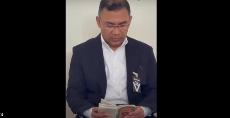 মায়ের শেষ বিদায়ে কোরআন তিলাওয়াত—আবেগঘন মুহূর্তে তারেক রহমান