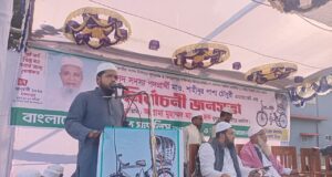 জগন্নাথপুরে আগমনকালে ১০ দলীয় জোটের শীর্ষ নেতা আল্লামা মামুনুল হককে স্বাগত জানাচ্ছেন নেতাকর্মীরা।