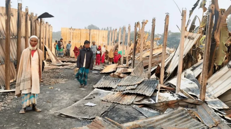 সুবর্ণচরে ছাত্রী নিয়ে পালানোর অভিযোগে মাদরাসায় আগুন