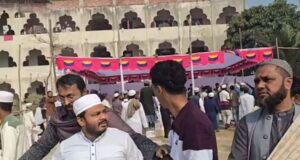 ঢাকা-১৮ আসনের খিলক্ষেত ডুমনী নূরপাড়া এলাকায় গণসংযোগকালে এনসিপি প্রার্থী আরিফুল ইসলামের ওপর হামলার ঘটনার পর উত্তেজিত নেতাকর্মীরা।