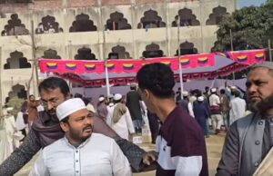 ঢাকা-১৮ আসনের খিলক্ষেত ডুমনী নূরপাড়া এলাকায় গণসংযোগকালে এনসিপি প্রার্থী আরিফুল ইসলামের ওপর হামলার ঘটনার পর উত্তেজিত নেতাকর্মীরা।