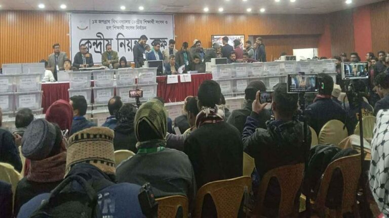 জকসু নির্বাচনে ৮ কেন্দ্রের ফল প্রকাশ, ভিপি পদে মাত্র ৬ ভোটের ব্যবধানে শিবির প্যানেল এগিয়ে