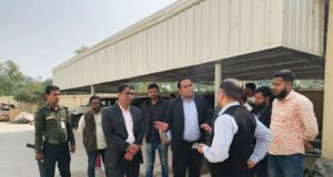 ভ্রাম্যমাণ আদালতের অভিযানে কুষ্টিয়ার মিরপুরে জলাশয় ভরাটের দায়ে একটি শিল্পপ্রতিষ্ঠানকে জরিমানা করা হচ্ছে।