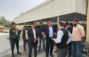 ভ্রাম্যমাণ আদালতের অভিযানে কুষ্টিয়ার মিরপুরে জলাশয় ভরাটের দায়ে একটি শিল্পপ্রতিষ্ঠানকে জরিমানা করা হচ্ছে।