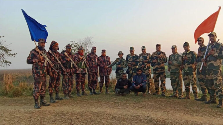 চাঁপাইনবাবগঞ্জ সীমান্তে আটক দুই ভারতীয় জেলেকে পতাকা বৈঠকের পর বিএসএফের কাছে হস্তান্তর