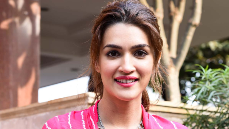 ছোট বোনের বিয়ের রেশে ফের আলোচনায় কৃতি শ্যাননের বিয়ে প্রসঙ্গ