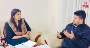 ভারতীয় গণমাধ্যমে সাক্ষাৎকার দিচ্ছেন মাহফুজ আলম