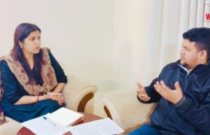 ভারতীয় গণমাধ্যমে সাক্ষাৎকার দিচ্ছেন মাহফুজ আলম