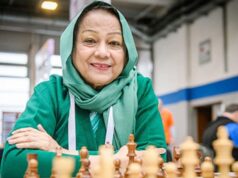 ৮২ বছরেও দাবার বোর্ডে অদম্য রানী হামিদ মহিলা দাবা লিগে ম্যাচ চলাকালে দাবার বোর্ডে মনোযোগী কিংবদন্তি দাবাড়ু রানী হামিদ।