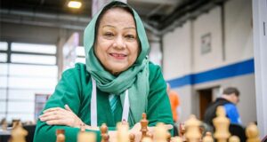 মহিলা দাবা লিগে ম্যাচ চলাকালে দাবার বোর্ডে মনোযোগী কিংবদন্তি দাবাড়ু রানী হামিদ।