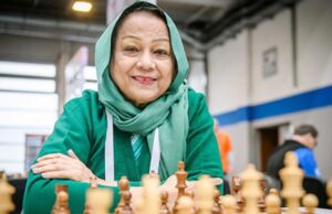 ৮২ বছরেও দাবার বোর্ডে অদম্য রানী হামিদ মহিলা দাবা লিগে ম্যাচ চলাকালে দাবার বোর্ডে মনোযোগী কিংবদন্তি দাবাড়ু রানী হামিদ।