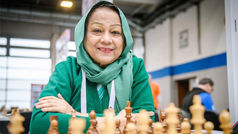 rani-chess-20260130123258-(1)-697c779938461 মহিলা দাবা লিগে ম্যাচ চলাকালে দাবার বোর্ডে মনোযোগী কিংবদন্তি দাবাড়ু রানী হামিদ।