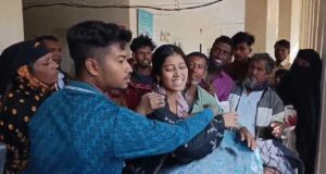 “অষ্টগ্রামে উল্টে যাওয়া পিকআপ গাড়ি, দুর্ঘটনায় আহতদের উদ্ধার করছে পুলিশ ও ফায়ার সার্ভিস।”