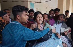 “অষ্টগ্রামে উল্টে যাওয়া পিকআপ গাড়ি, দুর্ঘটনায় আহতদের উদ্ধার করছে পুলিশ ও ফায়ার সার্ভিস।”