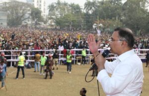 রাজশাহীর মাদ্রাসা ময়দানে নির্বাচনি জনসভায় তারেক রহমান বক্তৃতা দিচ্ছেন