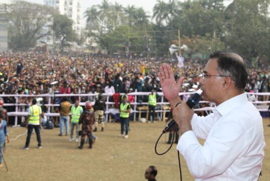 রাজশাহীর মাদ্রাসা ময়দানে নির্বাচনি জনসভায় তারেক রহমান বক্তৃতা দিচ্ছেন
