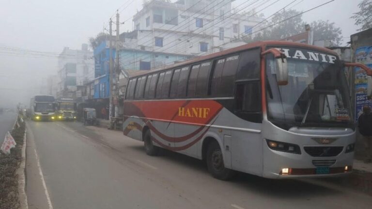 তীব্র শৈত্যপ্রবাহে জয়পুরহাটে বিপর্যস্ত জনজীবন