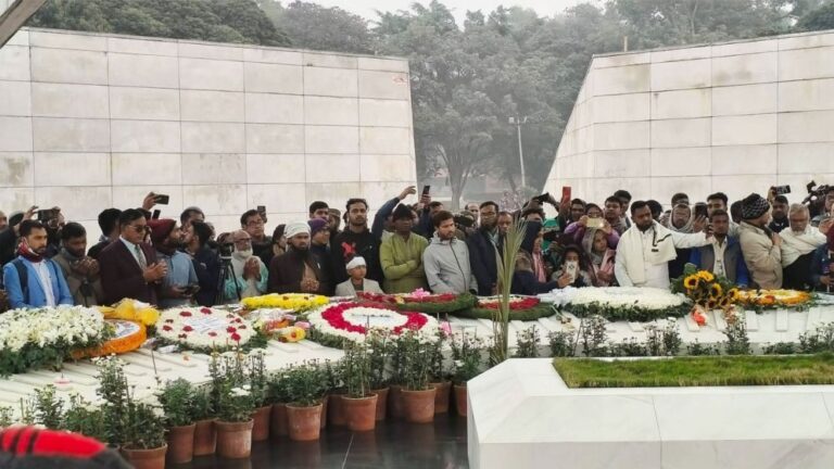 খালেদা জিয়ার কবর জিয়ারতে জনস্রোত, শ্রদ্ধা আর অশ্রুতে ভারী বাতাস