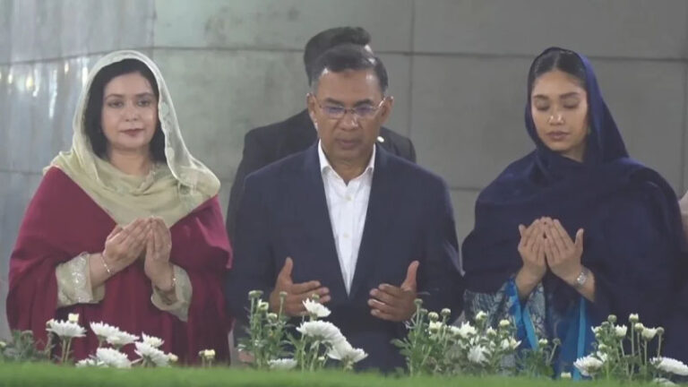 শপথের পর বাবা-মায়ের কবর জিয়ারত