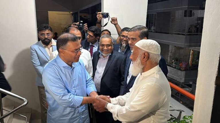 সরকারকে সহযোগিতা, আপসহীন বিরোধী ভূমিকা