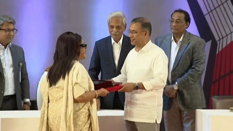 একুশে পদক ২০২৬ তুলে দিলেন প্রধানমন্ত্রী তারেক রহমান।