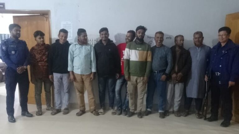 কুমিল্লায় নিমসার কাঁচাবাজারে চাঁদাবাজি আটক