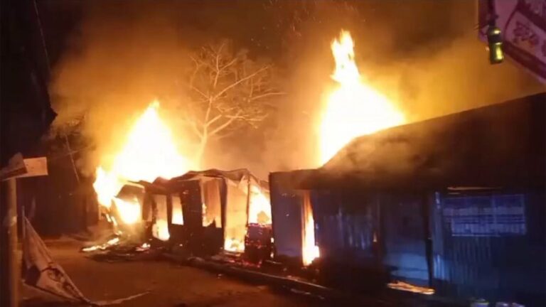 নবীনগরে বিএনপি অফিসে আগুন, পুড়েছে ১২ দোকান