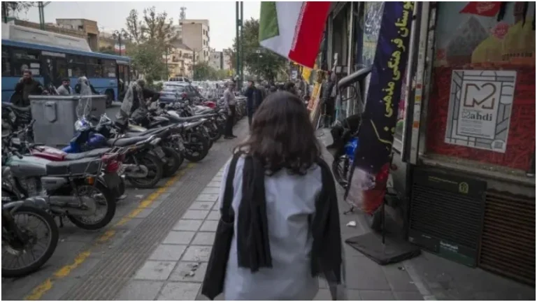 ইরান ছাড়ার নির্দেশ, বাড়ছে বৈশ্বিক উত্তেজনা