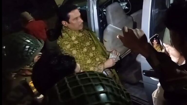 ১০ লাখ ৫০ হাজার টাকা মাইক্রোবাসসহ দুইজনকে আটক