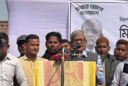 ঠাকুরগাঁওয়ে নির্বাচনি পথসভায় বক্তব্য দিচ্ছেন বিএনপি মহাসচিব মির্জা ফখরুল