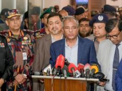 খুলনায় আইনশৃঙ্খলা বিষয়ক মতবিনিময় সভায় বক্তব্য দিচ্ছেন স্বরাষ্ট্র উপদেষ্টা মো. জাহাঙ্গীর আলম চৌধুরী