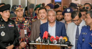 খুলনায় আইনশৃঙ্খলা বিষয়ক মতবিনিময় সভায় বক্তব্য দিচ্ছেন স্বরাষ্ট্র উপদেষ্টা মো. জাহাঙ্গীর আলম চৌধুরী