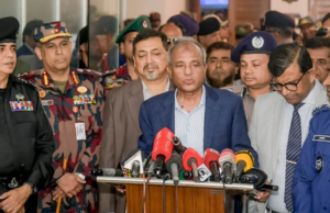 খুলনায় আইনশৃঙ্খলা বিষয়ক মতবিনিময় সভায় বক্তব্য দিচ্ছেন স্বরাষ্ট্র উপদেষ্টা মো. জাহাঙ্গীর আলম চৌধুরী