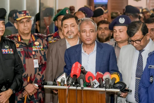 খুলনায় আইনশৃঙ্খলা বিষয়ক মতবিনিময় সভায় বক্তব্য দিচ্ছেন স্বরাষ্ট্র উপদেষ্টা মো. জাহাঙ্গীর আলম চৌধুরী