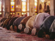 শবে বরাতের ফজিলত, আমল ও নামাজের সঠিক নিয়ম শবে বরাত উপলক্ষে মুসল্লিরা নফল ইবাদতে মগ্ন—প্রতীকী ছবি