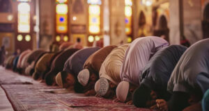 শবে বরাতের ফজিলত, আমল ও নামাজের সঠিক নিয়ম শবে বরাত উপলক্ষে মুসল্লিরা নফল ইবাদতে মগ্ন—প্রতীকী ছবি