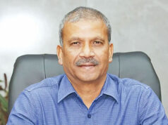 আইন উপদেষ্টা আসিফ নজরুল সাংবাদিকদের সঙ্গে কথা বলছেন